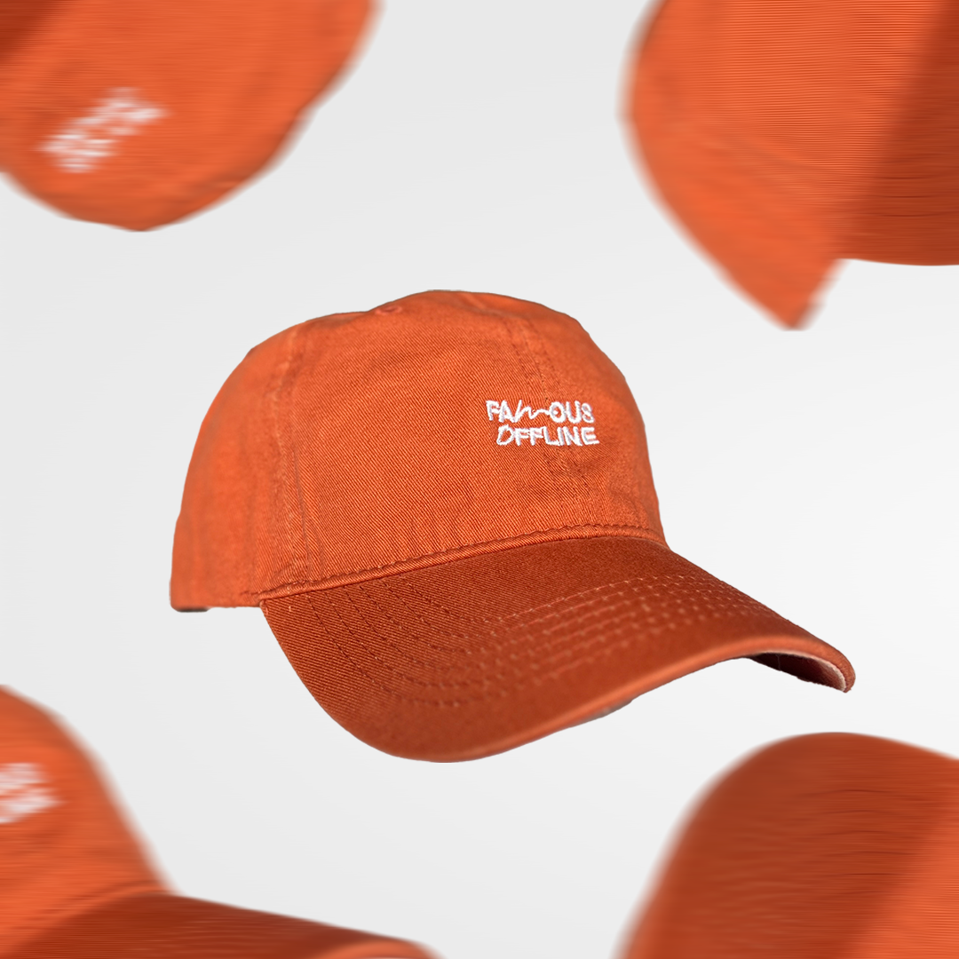 Gorra “Famous Offline” - Pantone 1595 C